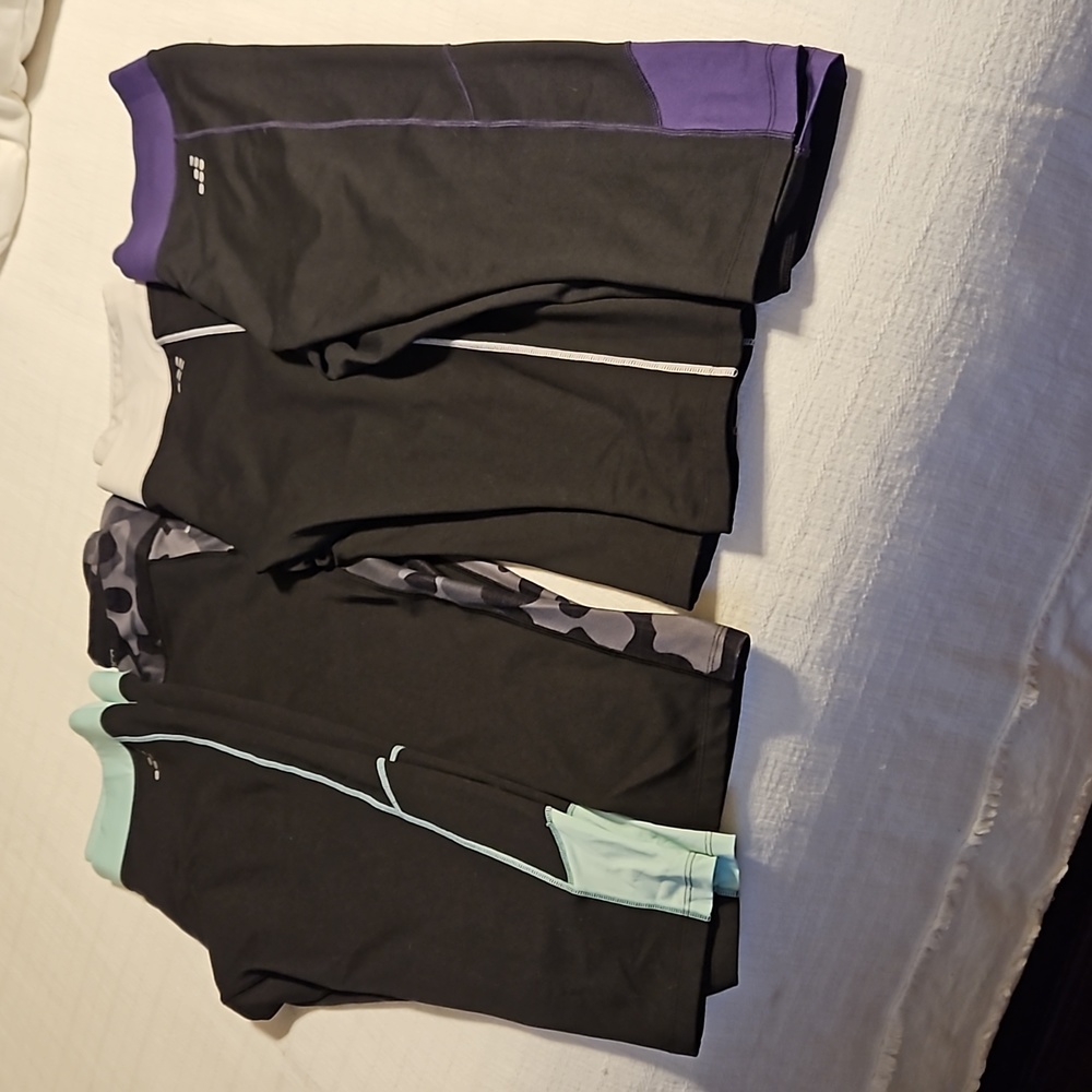 4 pairs of cropped workout pants medium size